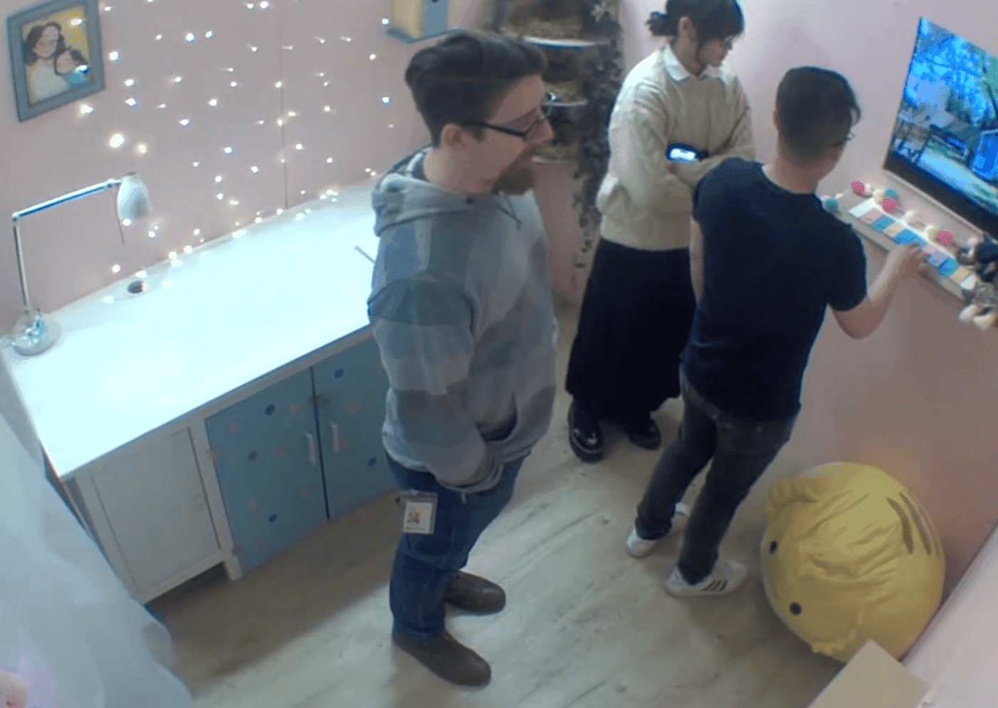 Players discussing the next clue
