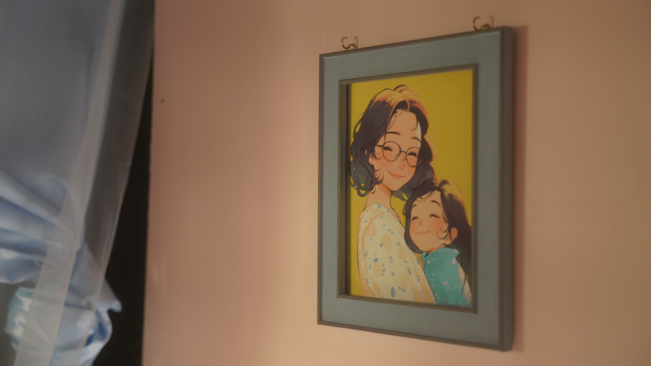 Animated reveal of the framed portrait of Saya and her mother